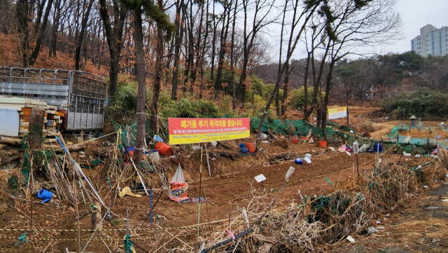 무단 경작과 쓰레기 불법 투기로 몸살을 앓는 대구 서구 상리공원에 폐기물 투기 목격자를 찾는다는 현수막이 걸려 있다. 윤수진 기자