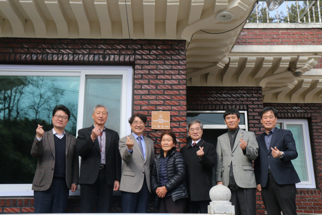 전우헌 경북사회복지공동모금회 회장, 이광회 한국해비타트 사무총장, 이도형 경북도 사회복지과장 및 관계자들이 독립유공자 후손 집수리 현판 전달식에 이어 기념촬영을 하고 있다. 경북사회복지공동모금회 제공