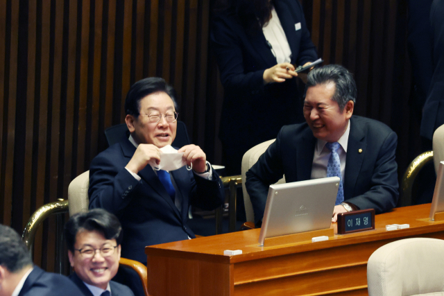 더불어민주당 이재명 대표가 14일 오전 국회에서 열린 본회의에서 정청래 수석최고위원과 대화하고 있다. 연합뉴스