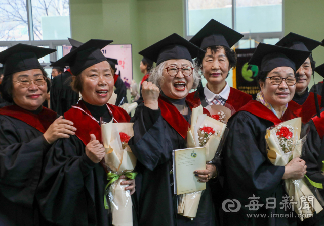 14일 대구 달서구 성서 시니어 스포츠관에서 열린 달서노인문화대학 졸업식에서 어르신이 딸과 함께 기념 사진을 찍고 있다. 1999년에 개교한 달서노인문화대학은 인문학과와 전문상담과, 지역문화유적학과, 시니어봉사과 등 1년 과정 4개 과로 운영 중이며, 올해 81명의 졸업생을 배출했다. 우태욱 기자 woo@imaeil.com