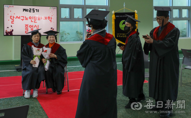 14일 대구 달서구 성서 시니어 스포츠관에서 열린 달서노인문화대학 졸업식에서 어르신들이 기념 사진을 찍고 있다. 1999년에 개교한 달서노인문화대학은 인문학과와 전문상담과, 지역문화유적학과, 시니어봉사과 등 1년 과정 4개 과로 운영 중이며, 올해 81명의 졸업생을 배출했다. 우태욱 기자 woo@imaeil.com