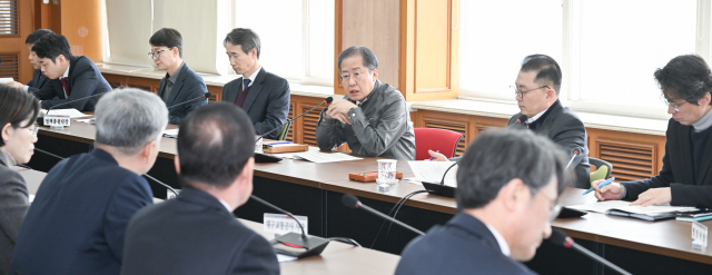 홍준표 대구시장은 14일 시청 산격청사에서 올해 첫 산하기관장 회의를 열고 수년째 지지부진한 롯데몰 건립 사업에 강경 대응을 지시했다. 대구시 제공.