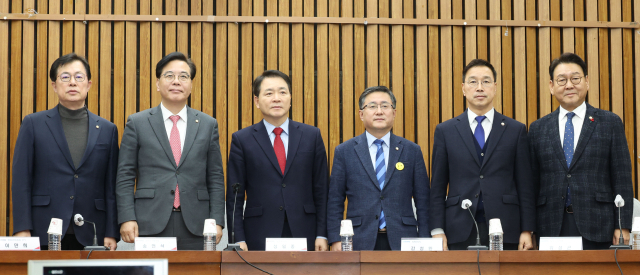 이만희 행안위 국민의힘 간사(왼쪽부터), 국민의힘 송언석 원내수석부대표, 성일종 정책위의장, 민주당 김성환 정책위의장, 위성곤 원내수석부대표, 김교흥 행안위 민주당 간사가 14일 오후 서울 여의도 국회에서 열린 여야 3+3 정책협의체에서 포즈를 취하고 있다. 연합뉴스