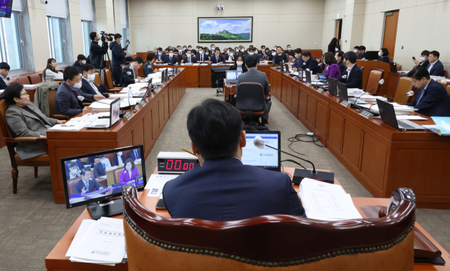 9일 오전 국회에서 환경노동위원회 전체회의가 열리고 있다. 연합뉴스