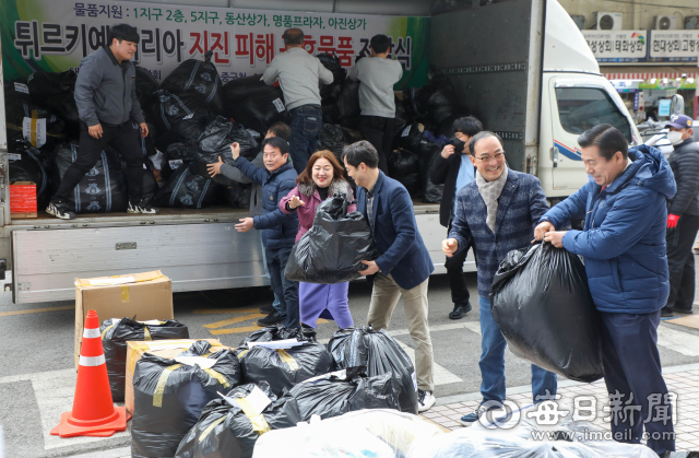 15일 대구 서문시장에서 상인들과 중구청 직원들이 튀르키예와 시리아에 보낼 지진 피해 구호 물품을 트럭에 싣고 있다. 서문시장 상인들은 이날 의류와 담요, 신발 등 5천만원 상당의 물품 2천800여 점을 모아 중구청이 지원한 운송 차량에 실어 튀르키예 대사관이 지정한 물류창고로 전달했다. 우태욱 기자 woo@imaeil.com