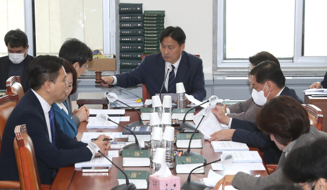 15일 국회 환경노동위원회 소회의실에서 열린 환노위 고용노동법안 심사소위원회 회의가 열리고 있다. 이날 회의에서는 노조법 2·3조를 개정하는 노동조합 및 노동관계조정법 일부개정법률안 등을 심사했다. 연합뉴스