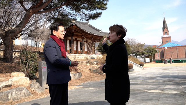 김성조(왼쪽) 경북문화관광공사 사장이 문경 청운각에 대한 문화관광해설사의 설명을 듣고 있다. 경북문화관광공사 제공