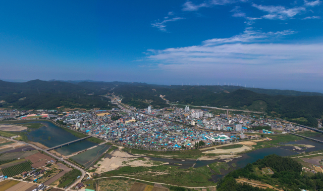 영덕군 읍내를 하늘에서 내려다보니, 새롭게 집 지을 땅을 찾을 수 없을 정도로 빽빽하게 건물이 들어서 있다. 영덕군 제공