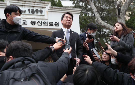 안철수 국민의힘 당대표 후보가 17일 오전 대구 중구 계명대학교 대구동산병원에서 열린 