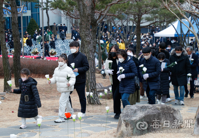 대구지하철참사 20주기 추모식이 18일 오전 대구시민안전테마파크에서 열린 가운데 참석자가 눈물을 흘리고 있다. 우태욱 기자 woo@imaeil.com