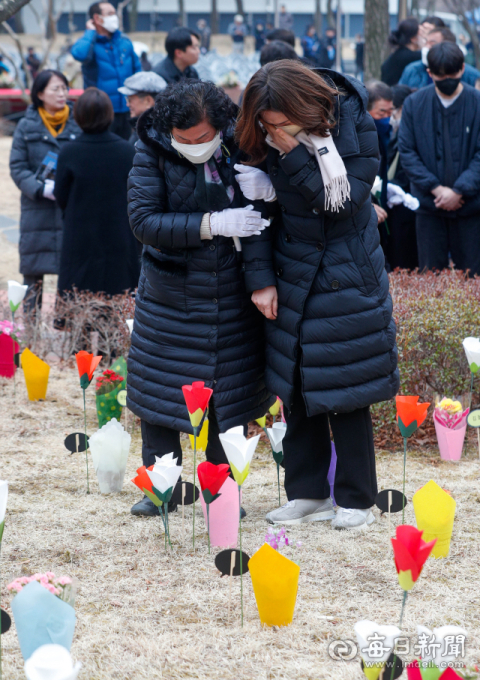 대구지하철참사 20주기 추모식이 18일 오전 대구시민안전테마파크에서 열린 가운데 참석자들이 추모탑에 헌화하기 위해 이동하고 있다. 우태욱 기자 woo@imae