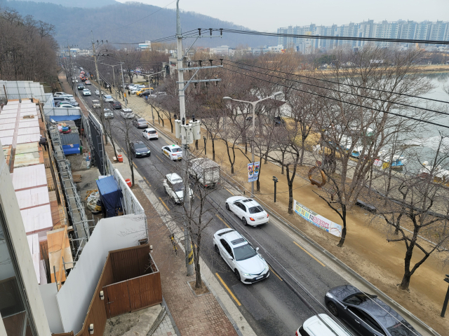 18일 오후 3시 30분쯤 예식장 건설이 예고된 수성못 남편 도로 일대는 양 방향에서 오는 차들이 교통정체 탓에 가다서다를 반복하고 있었다. 박성현 기자