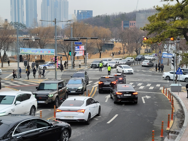 18일 오후 3시 수성못 호텔수성 인근 사거리는 네 갈래에서 밀려드는 차량들로 교통정체가 빚어졌다. 박성현 기자