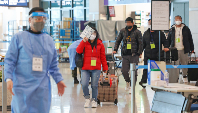 지난 14일 인천국제공항 제1여객터미널 입국장에 설치된 중국발 단기체류자 PCR검사 대기장소. 연합뉴스