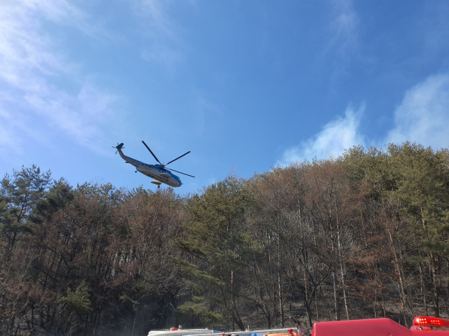 문경시 문경읍 중평리 산 83번지 일대에 산불이 발생하자 진화용 헬기가 긴급 투입되고 있다. 독자 제공