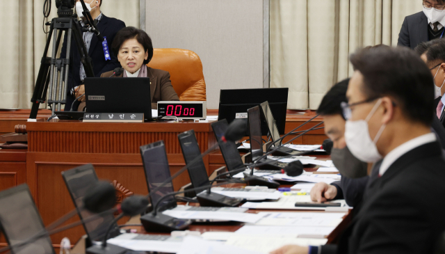 남인순 정개특위 위원장이 지난달 26일 국회에서 열린 정치개혁특위 전체회의에서 발언하고 있다. 연합뉴스