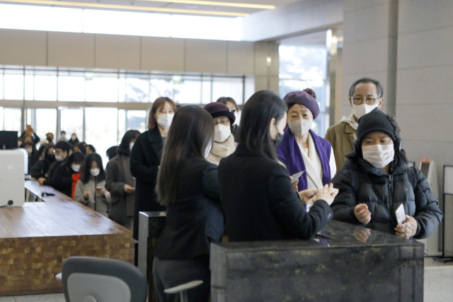 대구미술관 이건희컬렉션이 개막한 21일 오전, 관람객들이 줄을 서서 입장하고 있다. 대구미술관 제공