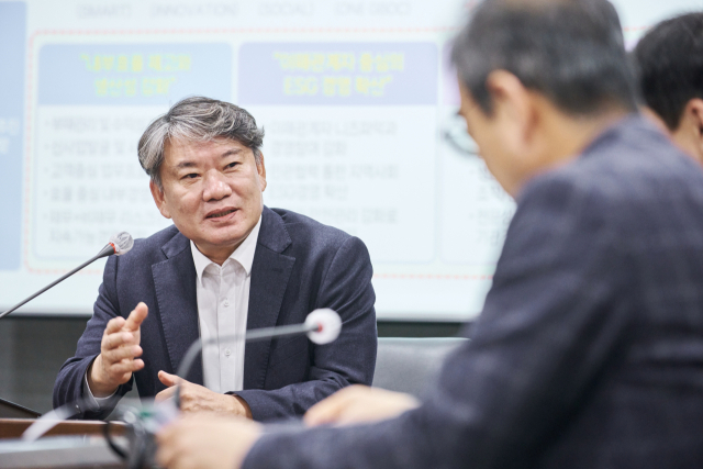 이재혁 경북개발공사 사장이 건설현장의 목소리를 듣고 필요사항을 청취해 상호 소통하는 안전대책 수립을 위해 논의하고 있다. 경북개발공사 제공