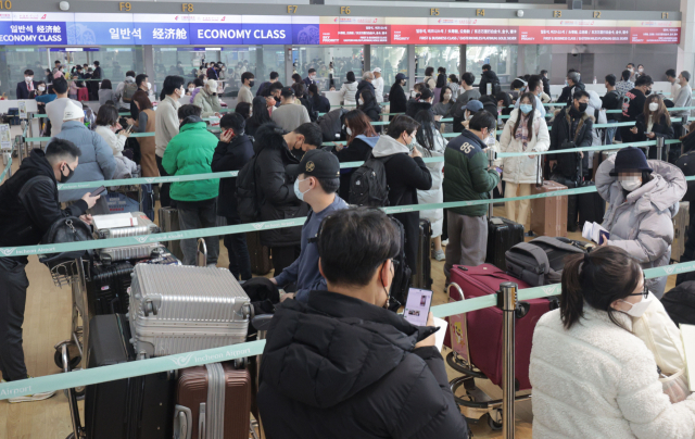 인천국제공항 1터미널에서 항공기 승객들이 탑승수속을 하기 위해 줄지어 서있다. 연합뉴스