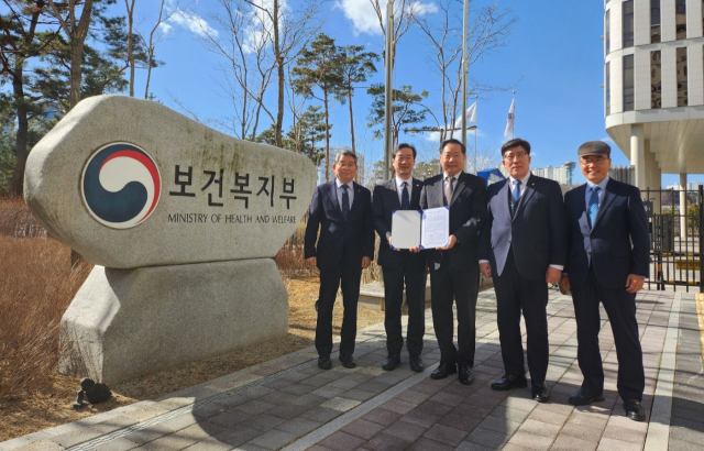 안동대를 비롯해 국립의과대학 설립을 추진하고 있는 5개 국립대학 총장들이 지난 20일 보건복지부 장관에게 의대 정원 증원 등의 내용이 담긴 건의문을 전달했다. 안동대 제공