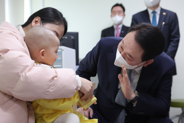 윤석열 대통령이 22일 서울 종로구 서울대학교어린이병원을 방문, 환아와 보호자를 격려하고 있다. 연합뉴스