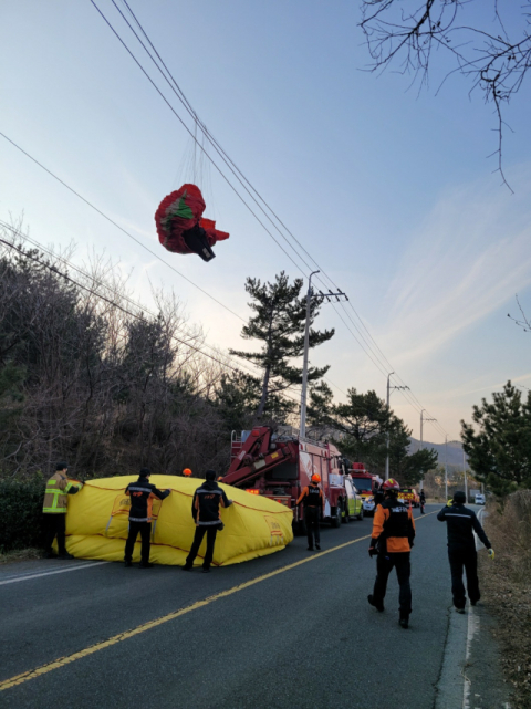 포항서 패러글라이딩 하다 고압전선 걸린 50대 남성 구조