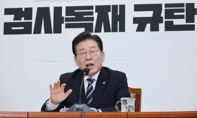 더불어민주당 이재명 대표가 23일 오전 국회에서 열린 위례·대장동 개발 비리 및 성남FC 후원금 의혹에 대해 검찰이 청구한 구속영장과 관련한 기자간담회에서 발언하고 있다. 연합뉴스