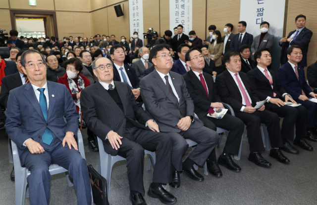 한덕수 국무총리와 국민의힘 정진석 비상대책위원장, 주호영 원내대표 등 여당 지도부와 3·8 전당대회에 출마한 김기현·안철수 당 대표 후보 등 당권 주자들이 24일 서울 동작구 상도동 김영삼도서관에서 열린 문민정부 출범 30주년 기념식에 참석해 있다. 연합뉴스