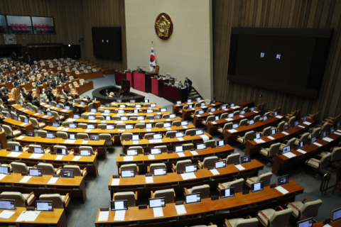 24일 열린 국회 본회의가 여당 의원들의 퇴장 속에 정회되고 있다. 국회는 이날 본회의에서 2기 진실화해위 위원 7명 선출안을 표결에 부쳐 이 중 6명을 선출했으나, 국민의힘 추천 인사 1명이 더불어민주당의 무더기 반대표로 부결됐다. 이에 국민의힘 의원들이 퇴장하며 본회의가 정회되는 소동이 벌어졌다. 연합뉴스