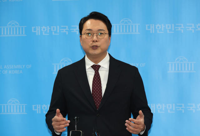 국민의힘 천하람 당 대표 후보가 26일 오전 서울 여의도 국회 소통관에서 총선 공천권 개혁 방안 관련 기자회견을 한 뒤 기자들의 질문에 답하고 있다. 연합뉴스