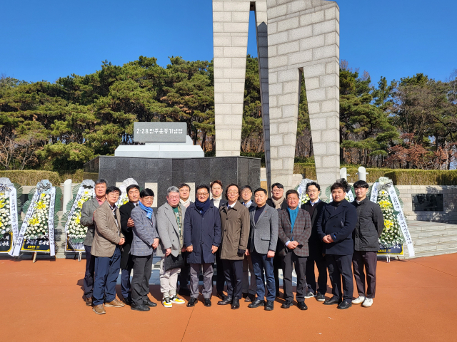 한국기자협회와 전국 시도기자협회 전 현직 임직원 30여 명은 25일 대구 두류공원 2·28 민주의거 기념탑과 동성로 2·28 기념중앙공원을 찾아 2·28 민주정신을 되새겼다. 이번 행사는 전국 언론인은 물론 국민에게 2·28 민주운동의 역사적 의의와 숭고한 정신을 알리고자 마련했다. 2023.2.26. 대구경북기자협회 제공