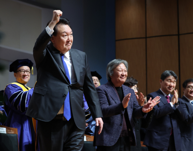 윤석열 대통령이 27일 서울 서대문구 연세대학교에서 열린 2023년 2월 학위수여식에서 축사를 마친 뒤 졸업생들에게 인사하고 있다. 연합뉴스