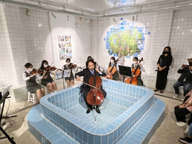 지난해 9월 안계미술관에서 열린 의성마을학교 사진전시회 행사의 일환으로 학생들의 오케스트라 공연이 펼쳐지고 있다. 안계미술관 제공