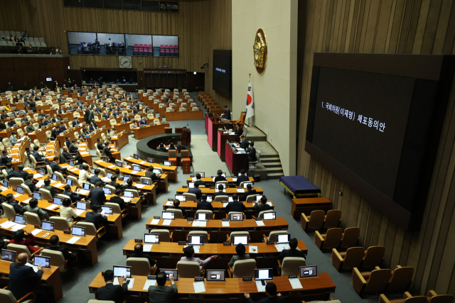 27일 오후 국회에서 열린 본회의에서 더불어민주당 이재명 대표에 대한 체포동의안 표결이 진행되고 있다. 앞서 검찰은 지난 16일 위례 신도시·대장동 개발 특혜와 성남FC 후원금 의혹 등과 관련, 이 대표에 대한 구속영장을 청구했고, 법원은 이튿날 검찰에 체포동의 요구서를 보냈다. 연합뉴스