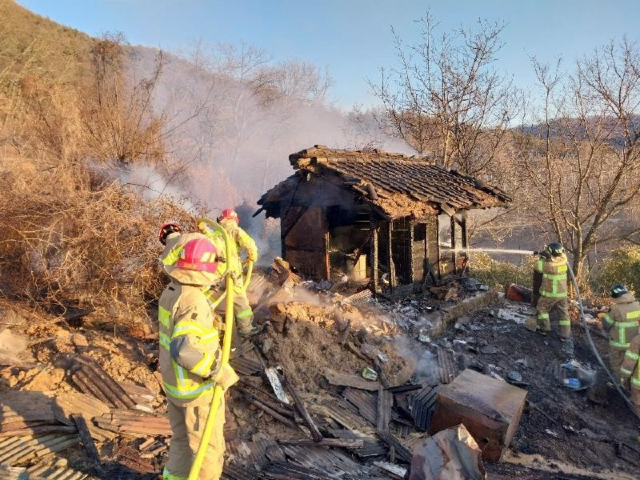 27일 오후 4시 54분쯤 경북 청송군 부남면 한 창고에서 불이 나 소방대원들이 진화에 나서고 있다. 경북소방본부 제공