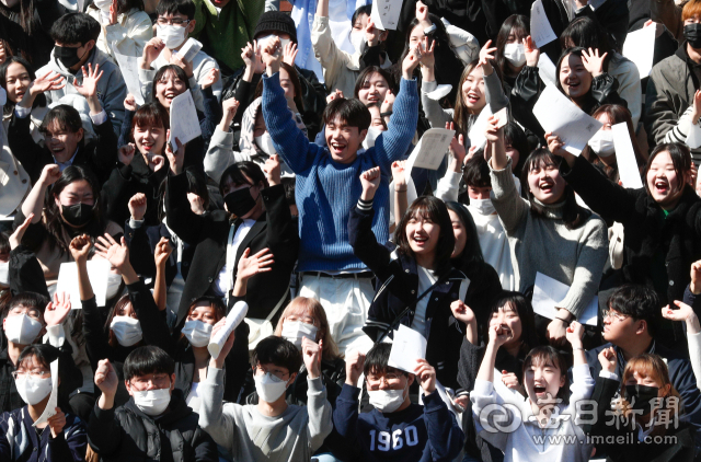 28일 계명대 성서캠퍼스에서 4년만에 열린 대면 입학식에 참여한 한 신입생이 무대에 올라 춤 실력을 뽐내고 있다. 우태욱 기자 woo@imaeil.com