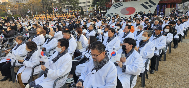 안동 만세운동 재현행사에 참가한 내빈들이 흰 도포를 입고 태극기를 손에 들고 앉아있다. 엄재진 기자