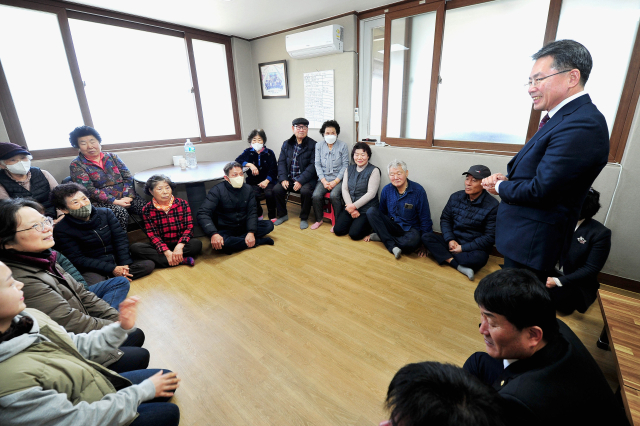 김진열 경북 군위군수가 지역 180개 마을을 방문, 주민 간담회를 통해 대구광역시 편입 등 군정 현안들을 설명하고 있다. 군위군 제공