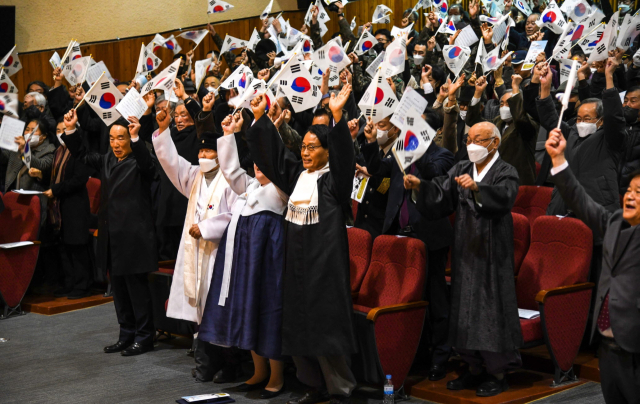 3.1절 기념행사 참석자들이 만세 삼창을 하고 있다. 영주시 제공