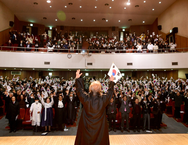 3.1절 기념행사 참석자들이 만세 삼창을 하고 있다. 영주시 제공