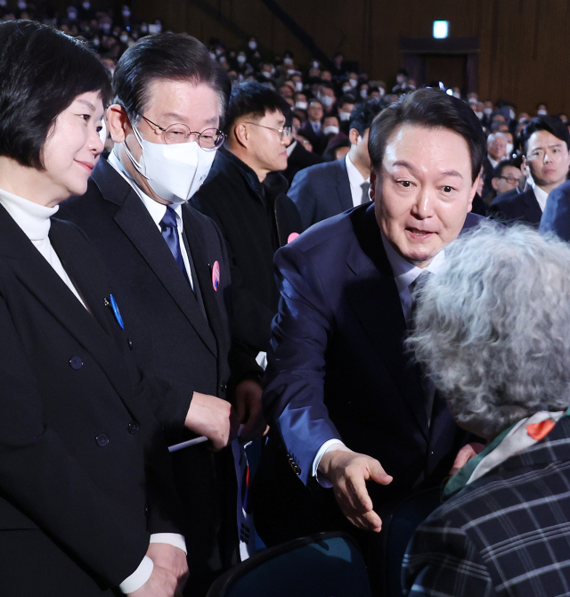 윤석열 대통령이 1일 서울 중구 유관순 기념관에서 열린 제104주년 3.1절 기념식이 끝난 뒤 더불어민주당 이재명 대표 등 참석자들과 차례로 인사하고 있다. 왼쪽부터 정의당 이정미 대표, 더불어민주당 이재명 대표. 연합뉴스