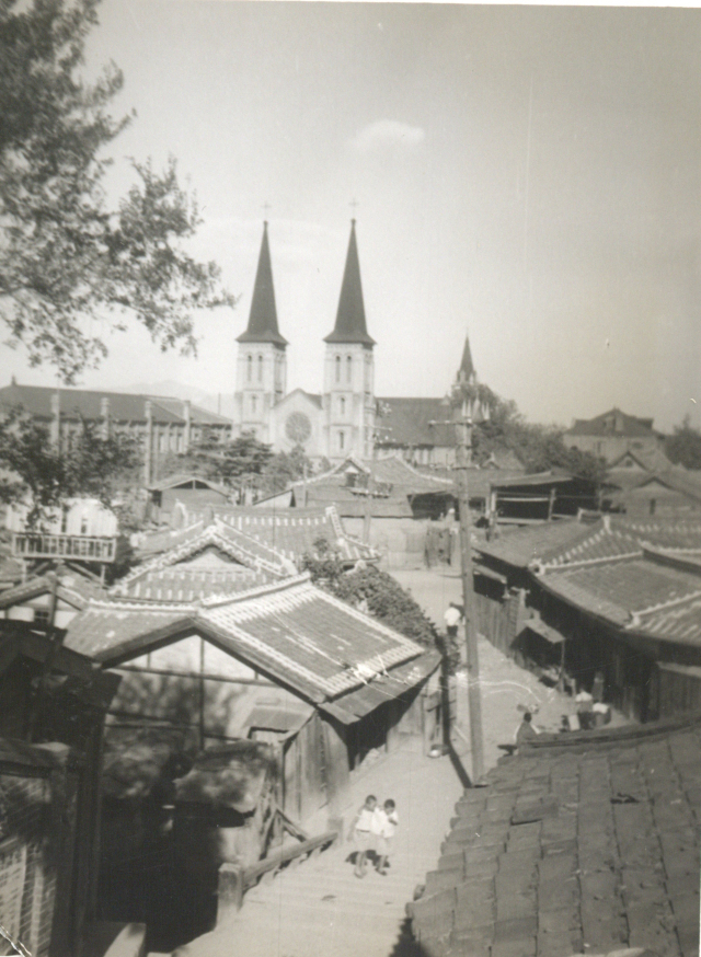 동산에서 바라본 계산성당 주변의 1950년대 전경. 지금과는 다른 모습의 90계단을 오르는 어린이들이 정겹다. 대구문화예술진흥원 박물관운영본부 제공