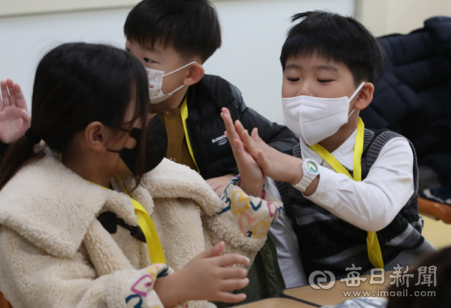 2일 오전 대구 달서구 한샘초등학교에서 열린 2023학년도 입학식에서 1학년 신입생들이 설레는 첫 인사를 나누고 있다. 이날 대구 지역에는 2016년 1월 1일부터 12월 31일까지 출생한 만6세 아동과 전년도 미취학아동(입학연기, 유예 등)을 포함한 약 1만 9천여명의 초등학생이 입학했다. 안성완 기자 asw0727@imaeil.com