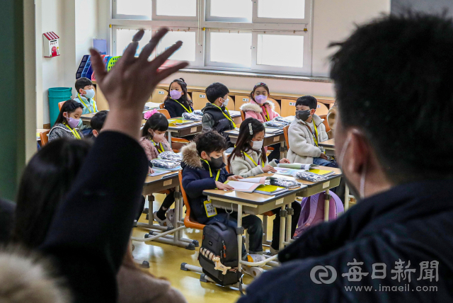 2023학년도 새학기가 시작된 2일 오전 대구 달서구 한샘초등학교 1학년 교실에서 신입생들이 설렘 가득한 마음으로 입학식을 기다리고 있다. 기사와는 상관없는 이미지. 안성완 기자 asw0727@imaeil.com