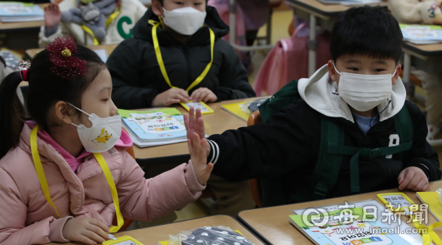 2일 오전 대구 달서구 한샘초등학교에서 열린 2023학년도 입학식에서 1학년 신입생들이 설레는 첫 인사를 나누고 있다. 이날 대구 지역에는 2016년 1월 1일부터 12월 31일까지 출생한 만6세 아동과 전년도 미취학아동(입학연기, 유예 등)을 포함한 약 1만 9천여명의 초등학생이 입학했다. 안성완 기자 asw0727@imaeil.com