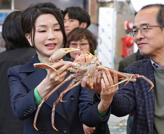 김건희 여사가 3일 경북 포항 죽도시장을 방문해 대게를 살펴보고 있다. 김영진 기자 kyjmaeil@imaeil.com