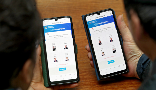 국민의힘 차기 지도부를 뽑는 당원 투표가 시작된 4일 대구 동구의 한 주택에서 당원들이 당 대표 선출을 위한 모바일 당원 투표를 하고 있다. 김영진 기자 kyjmaeil@imaeil.com