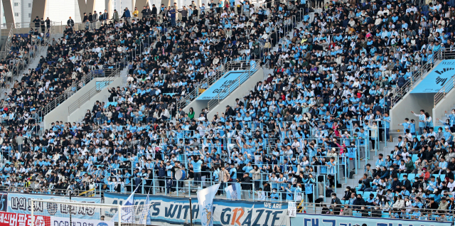 4일 대구 북구 DGB대구은행파크에서 개막한 대구FC와 제주유나이티드FC 축구단의 경기에서 관중들이 열띤 응원전을 펼치고 있다. 김영진 기자 kyjmaeil@imaeil.com