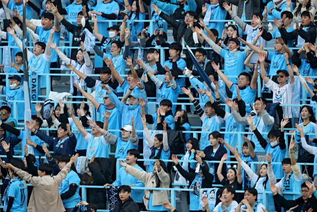 4일 대구 북구 DGB대구은행파크에서 개막한 대구FC와 제주유나이티드FC 축구단의 경기에서 관중들이 열띤 응원전을 펼치고 있다. 김영진 기자 kyjmaeil@imaeil.com