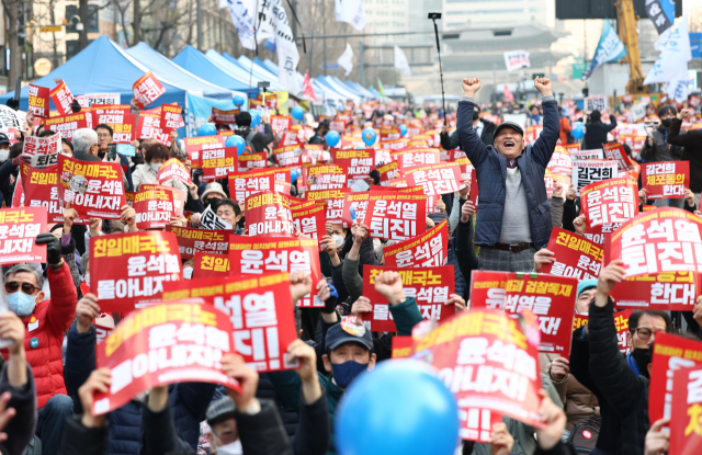 4일 오후 서울 중구 숭례문 앞 대로에서 촛불행동 주최로 열린 29차 촛불대행진에서 참석자들이 